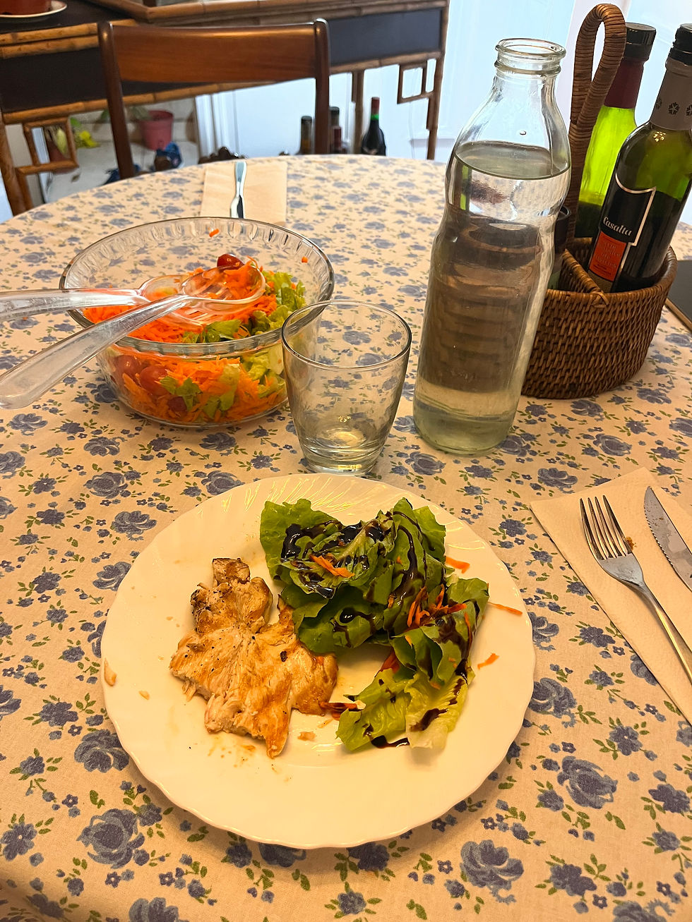 A picture of "pollo", or chicken", with "ensalada", or salad.