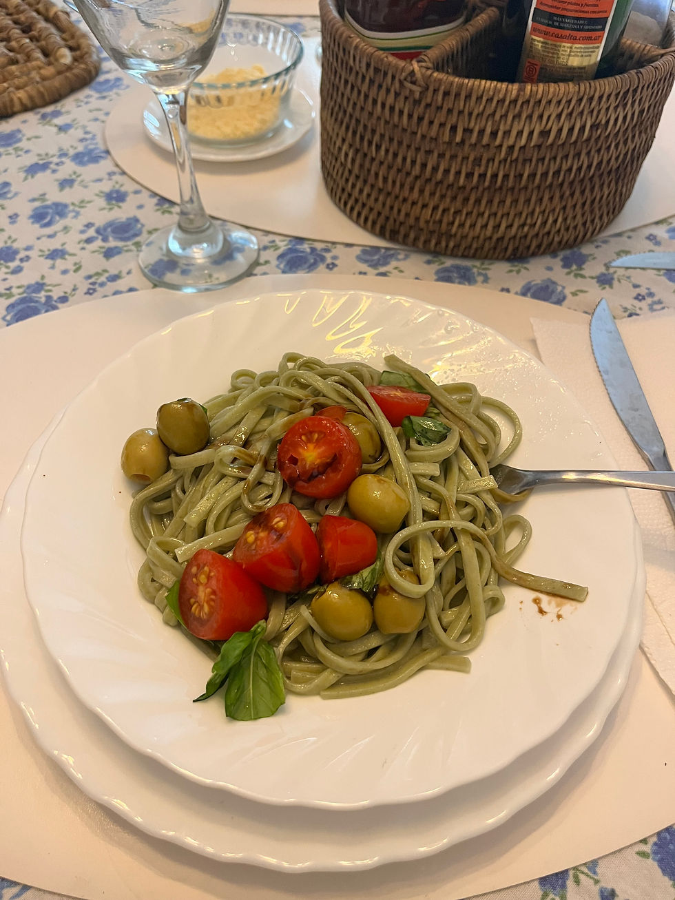 A picture of spinach pasta with vegetables, or "Pasta de espinaca con vegetales".