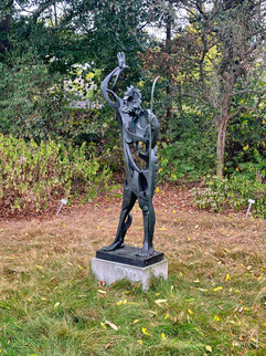 De transparantie van de sculptuur staat in contrast met de massieve sokkel en het agressieve gebaar.