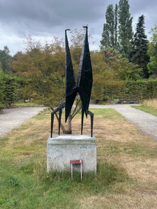 Lynn Chadwick, Encounter–reeks  (jaren 1950) – vogelachtige figuren die een geladen ontmoeting verbeelden; tegelijk massief én beweeglijk.