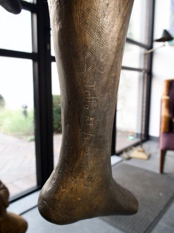 Thumbnail: De signatuur van Tolla Inbar is gegraveerd op het rechterbeen