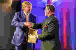 Koning Willem-Alexander en ambassadeur Venu Rajamony