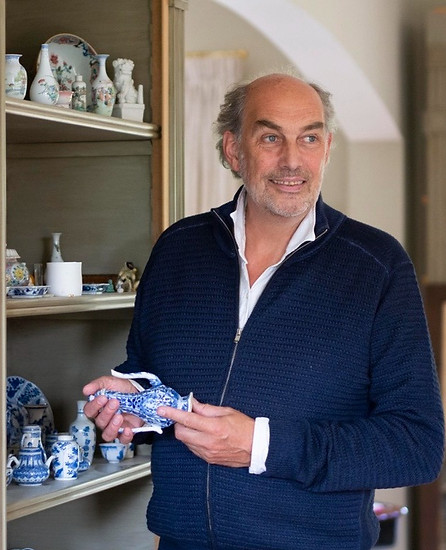 Peter van Os, RegisterTaxateur kunst & antiek in galerie Oirschot bekijkt een collectie Chinees porselein.