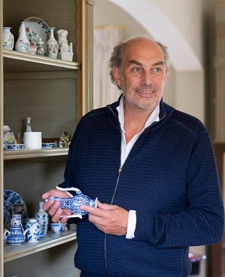 Peter van Os, RegisterTaxateur kunst & antiek in galerie Oirschot bekijkt een collectie Chinees porselein.
