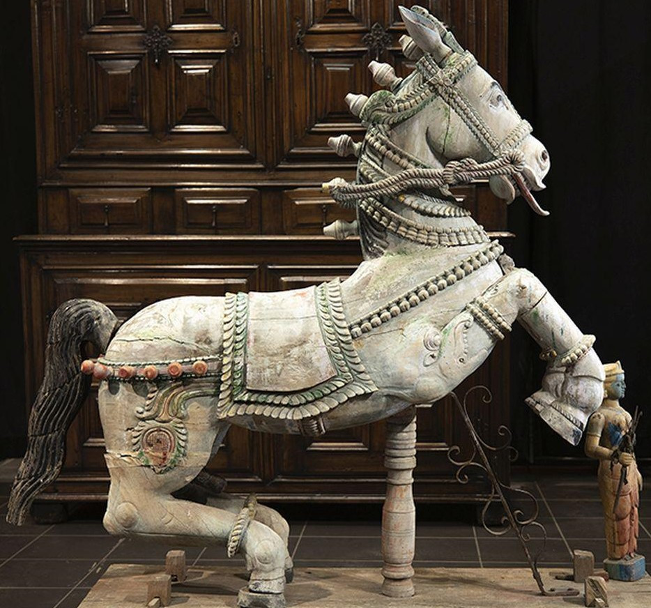 Polychroom houten sculptuur van een paard. India, mogelijk Tamil Nadu.