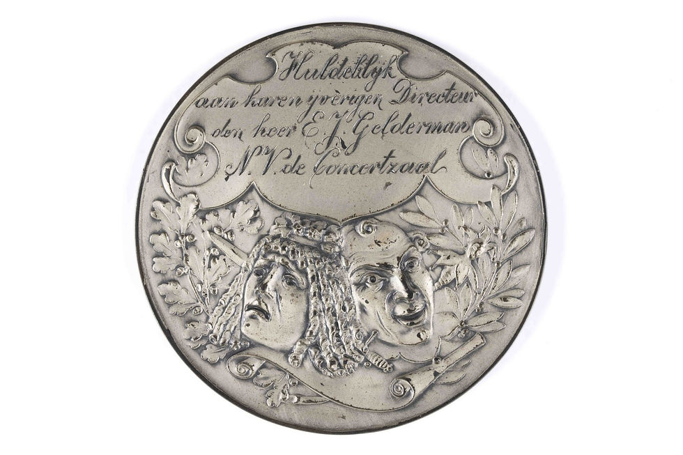 Gedenkpenning in cassette van juwelier C. van Tilburg den Boer, Zierikzee 1910, huldeblijk aan E.J. Gelderman bij huwelijk met J.M. de Crane; met tweede penning van V.V.V. Zierikzee.