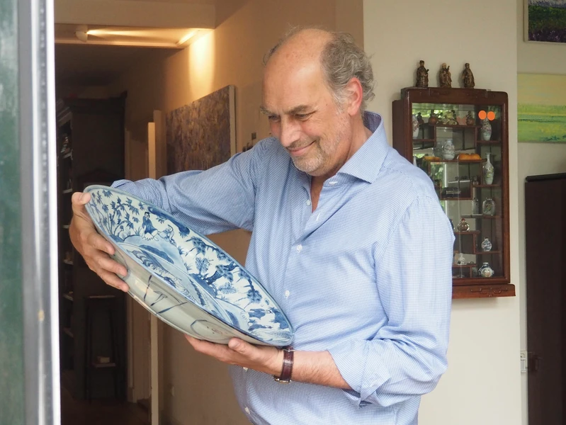 Peter van Os beoordeelt een Chinees porseleinen Ming schotel.
