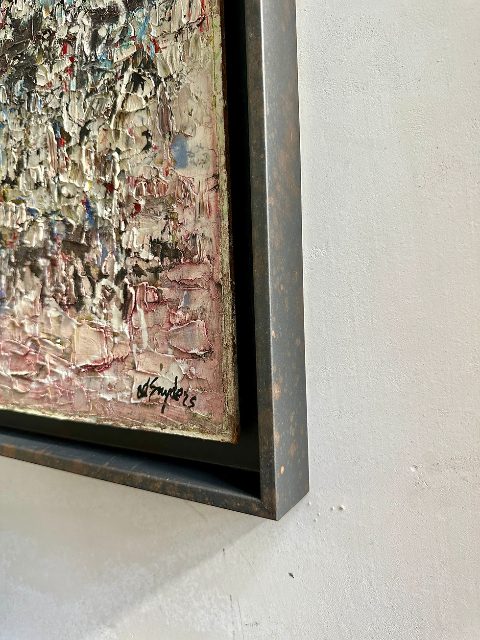 Het werk van Ad Snijders is rechtsonder gesigneerd. De prachtige lijst laat het schilderij heel goed uitkomen.