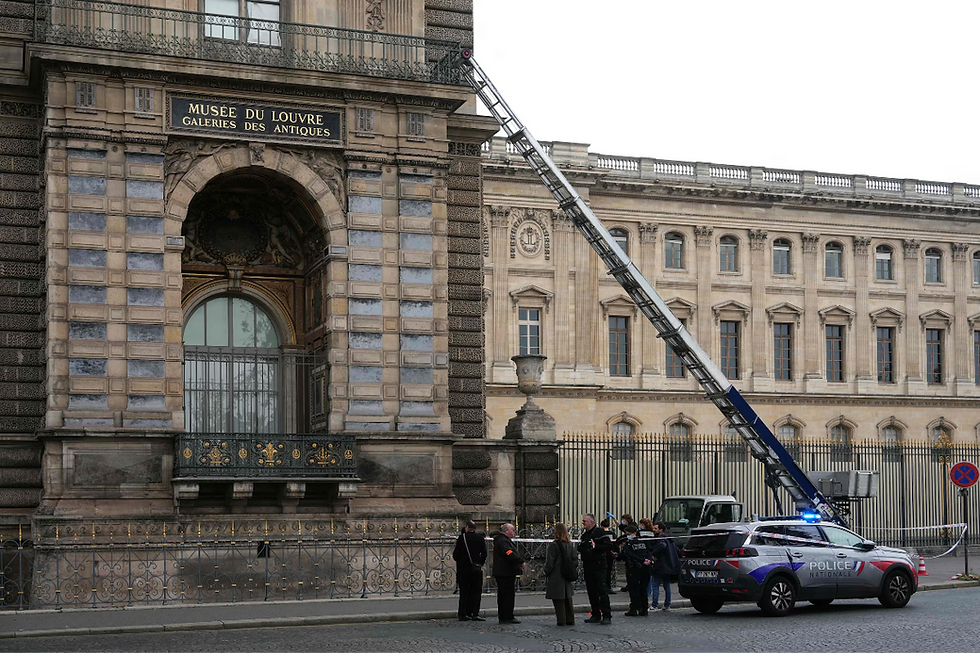 Zondag 19 oktober 2025 gaat de geschiedenisboeken in als de dag van de spectaculaire juwelenroof uit het Louvre. Vier daders gingen via een goederenlift en een geforceerd raam naar binnen en sloegen in 7 minuten hun slag.