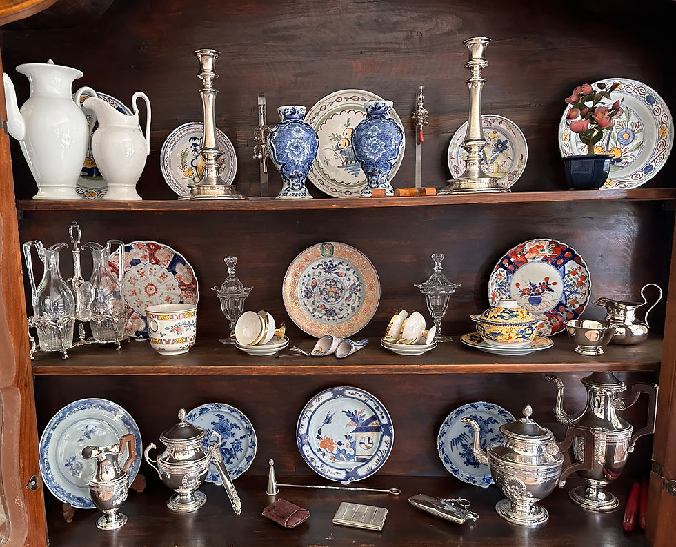 Een collectie diverse objecten, bestemd voor de veiling.