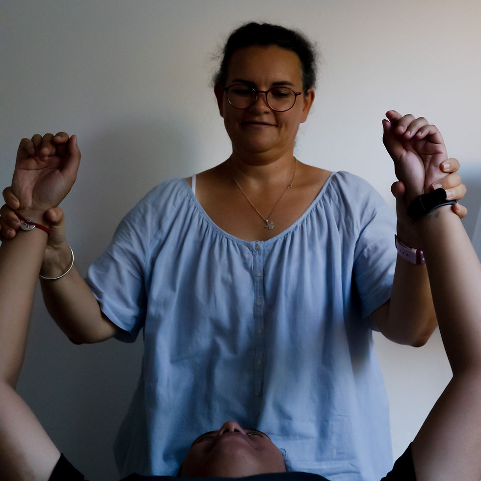 Sortir du burn-out grâce à la kinésio. Découvrez 3 astuces physiologiques et l'impact des réflexes archaïques pour retrouver votre vitalité de personne active.