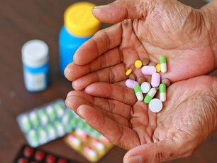 Polifarmácia em Idosos: os Riscos do Uso de Muitos Medicamentos e Como o Geriatra Pode Ajudar