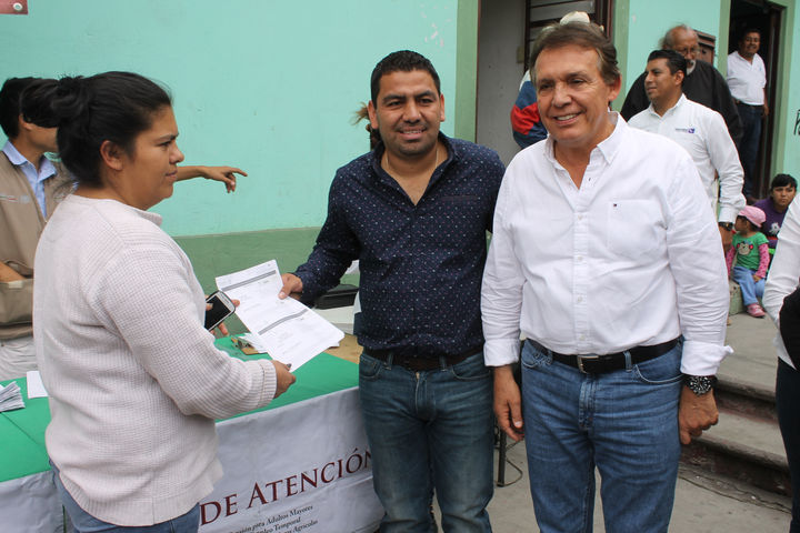 Entrega presidente de Ayala beneficios de Empleo Temporal