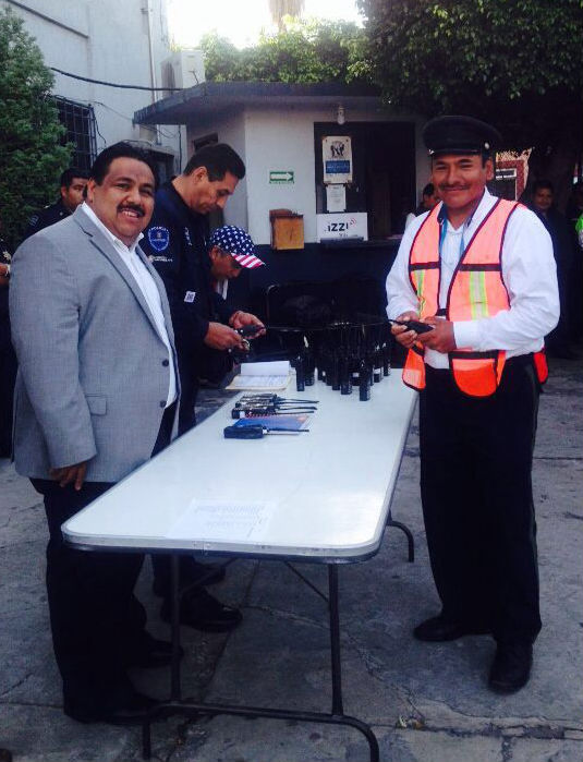 Entrega el alcalde Raúl Tadeo Nava, equipos de radio comunicación al personal auxiliar de vialidad.