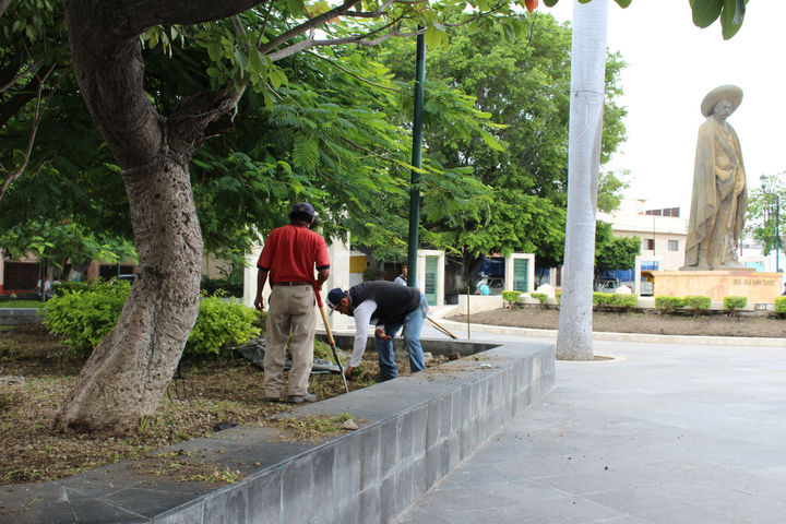 Mejoran imagen de la Plaza Revolución del Sur en Cuautla