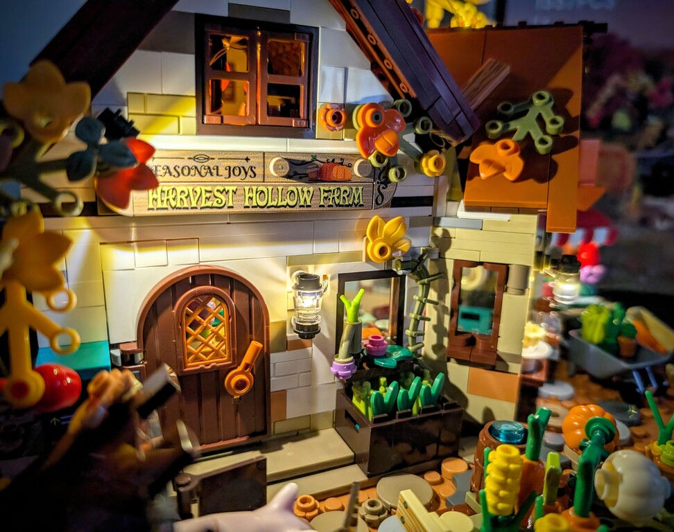 Les détails enchanteurs de la Ferme d'automne Lumibricks 16013 illuminent le charme rustique de la saison des récoltes.