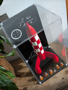 Fusée de Tintin en LEGO dans une vitrine d'exposition en Plexiglas.