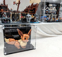 Une jolie Vitrine en Plexiglas aux dimensions idéales pour votre LEGO® Pokémon™ 72151 Evoli