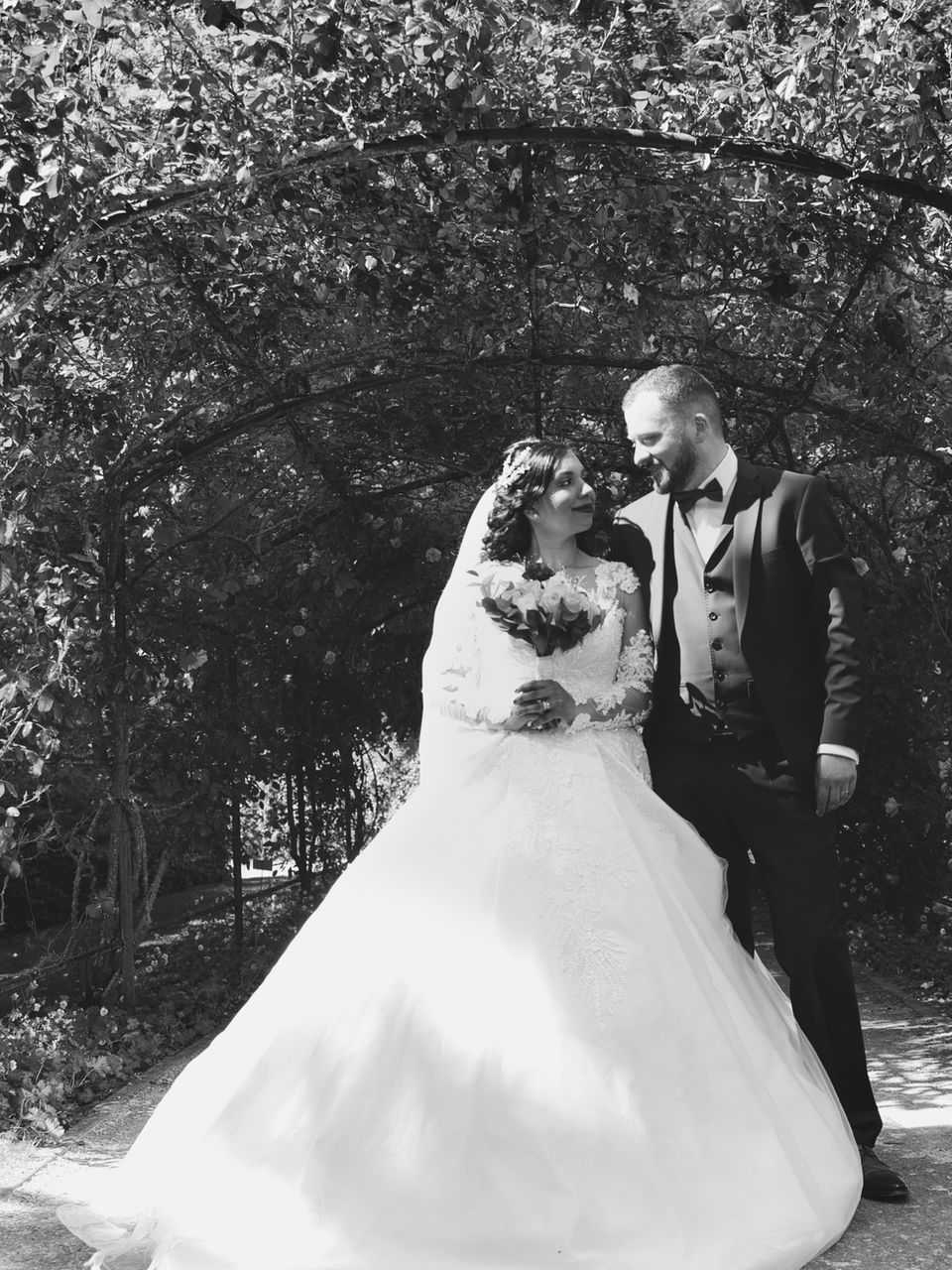 Mariée et marié heureux, photo monochrome, amour, jardin