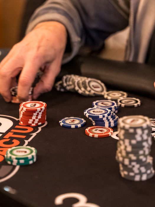 Joueur de poker déplaçant des jetons