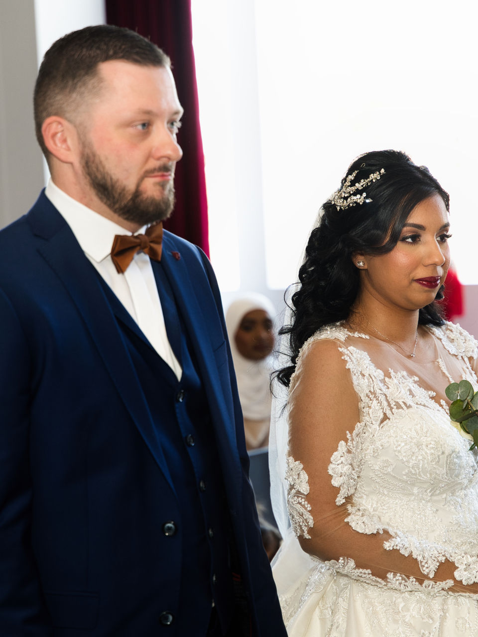 Mariage élégant: mariée et marié échangent un regard tendre.