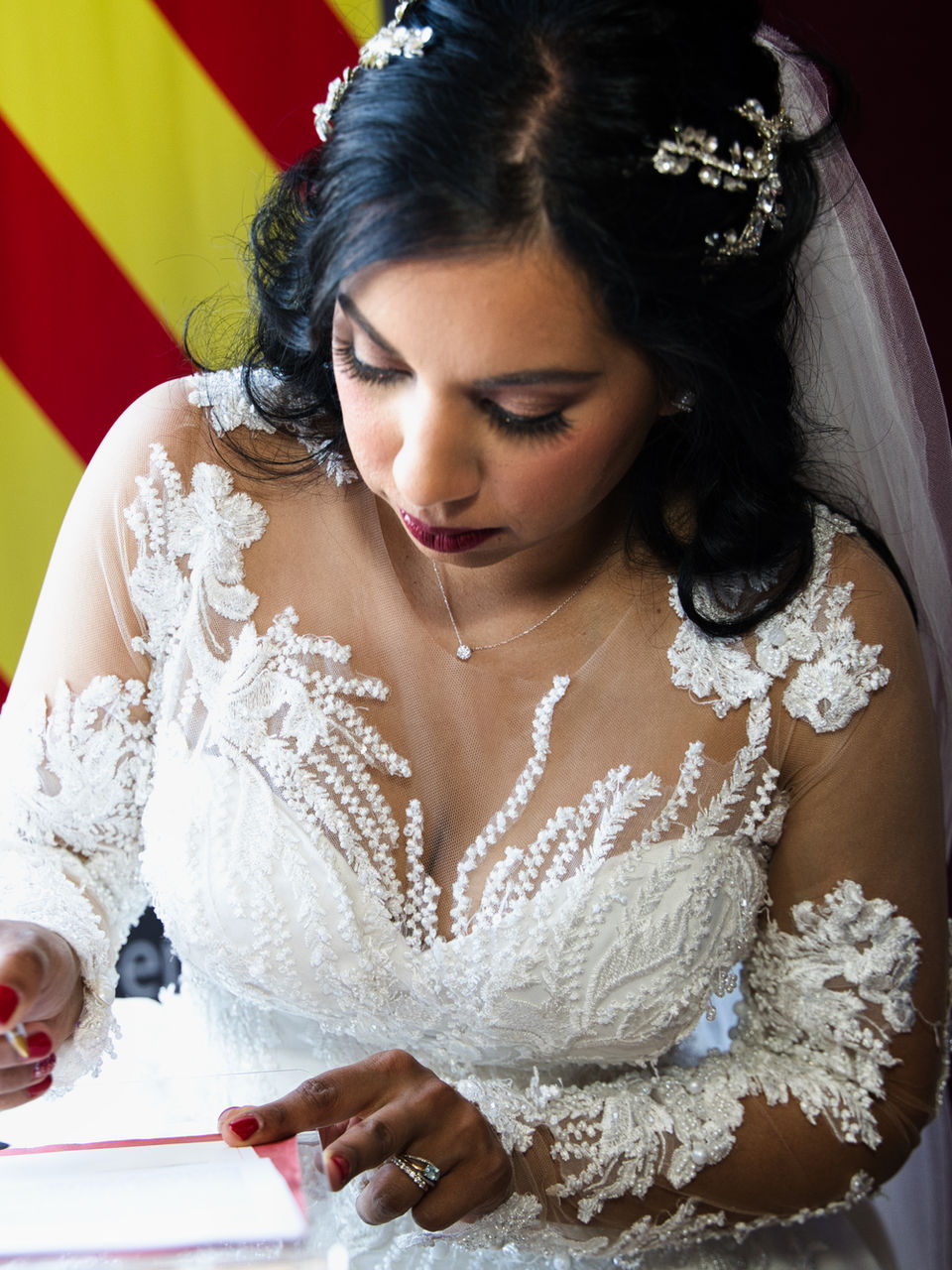 Mariée élégante signant registre, robe dentelle