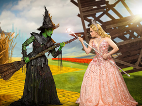 Elphaba e Glinda. Myra Ruiz e Fabi Bang