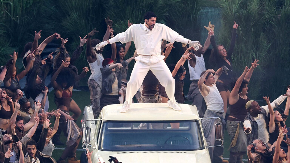 Bad Bunny já coleciona 6 Grammys em sua carreira; em 2026 o cantor levou 3 estatuetas, incluindo a principal, de (Melhor Álbum do Ano). Bunny ainda foi o artista mais tocado no ano de 2025 no Spotify (Foto: Ishika Samant/Getty Images)