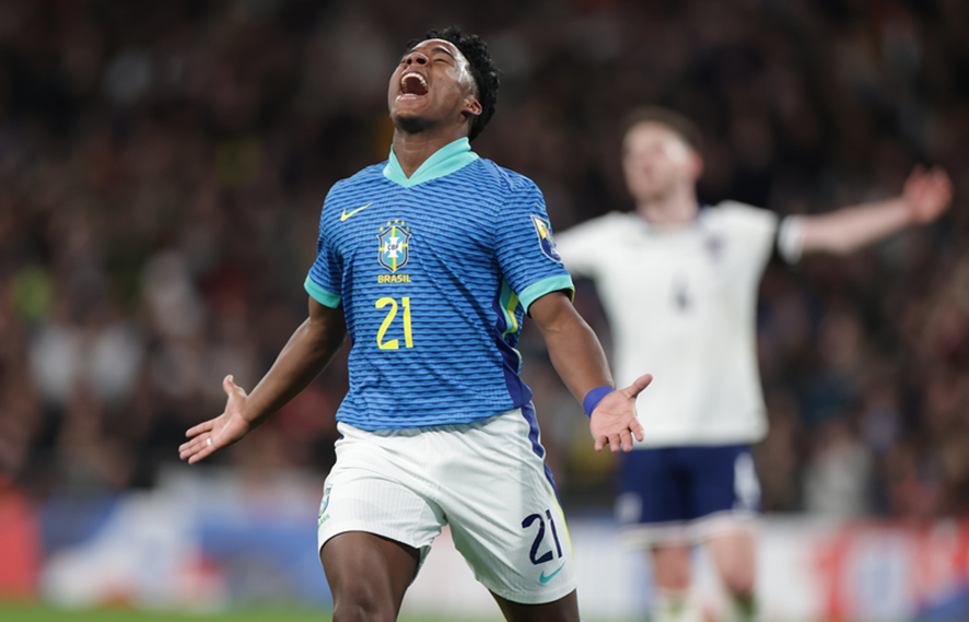 Endrick, atacante da Seleção Brasileira, comemorando um gol em partida contra a Inglaterra, no dia 23 de março de 2024. Foto: Rafael Ribeiro/CBF