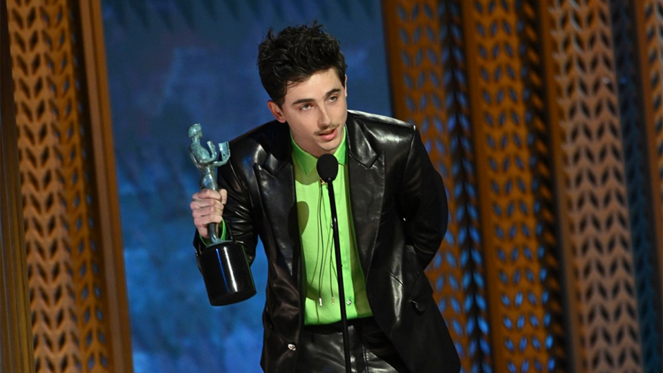 O discurso de Timothée Chalamet aceitando o SAG Awards de Melhor Ator em 2025 pelo seu papel como Bob Dylan em Um Completo Desconhecido chamou atenção por sua “falta de modéstia” — “Eu sei que estamos em um negócio subjetivo, mas a verdade é que estou em busca da grandeza. Sei que as pessoas não costumam falar assim, mas eu quero ser um dos melhores.” (Foto: Michael Buckner / Getty Images)