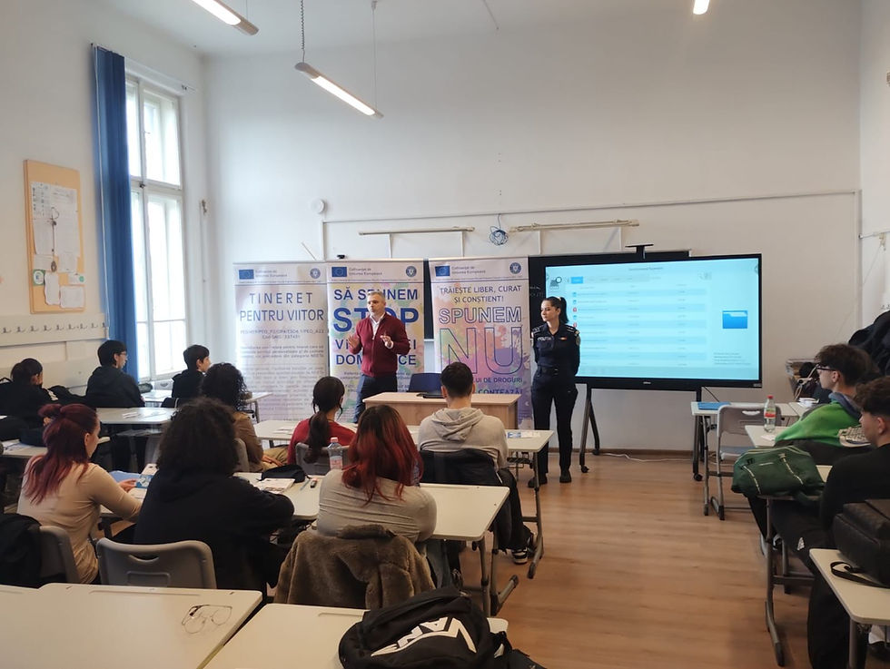 Tinerii din Deva, informați despre riscurile consumului de droguri și prevenirea violenței domestice, în cadrul proiectului „Tineret pentru viitor”