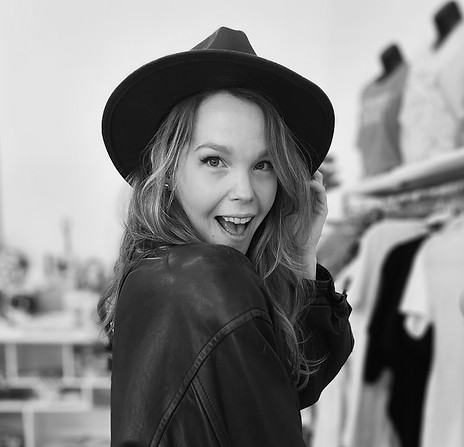 Lindsey_Shopping_BW 1 cropped-2.jpg