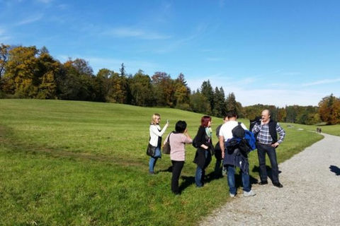 Gruppe von Menschen im herbstlichen Park.