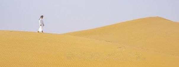 arab-man-walking-desert