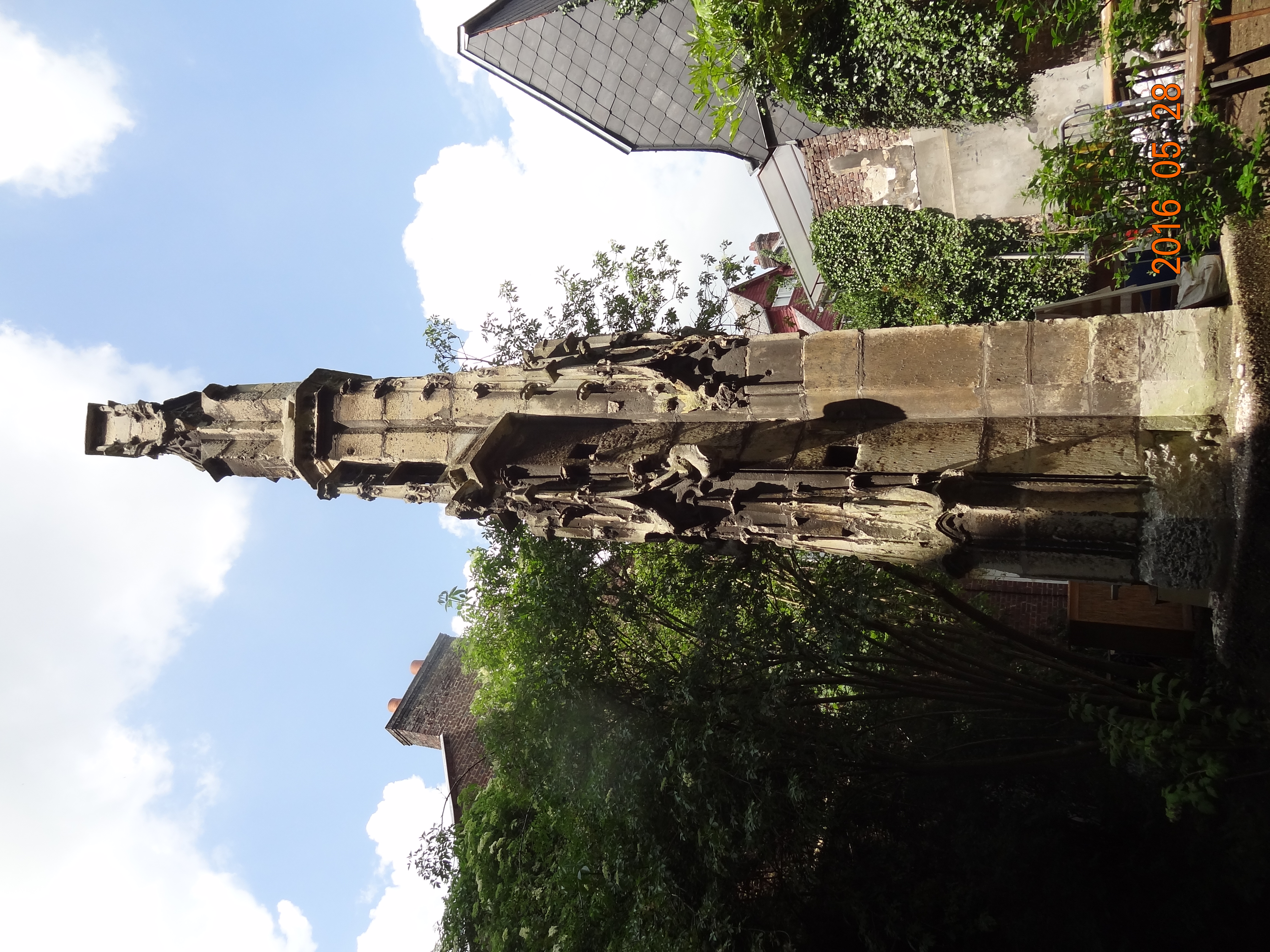 Jardin du presbytère pinacle d'arc-boutant © D