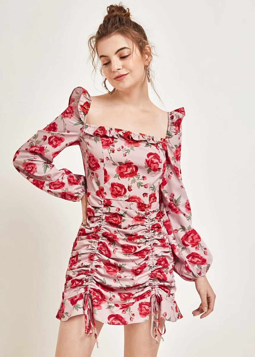 Abito Romantico rosa con rose rosse