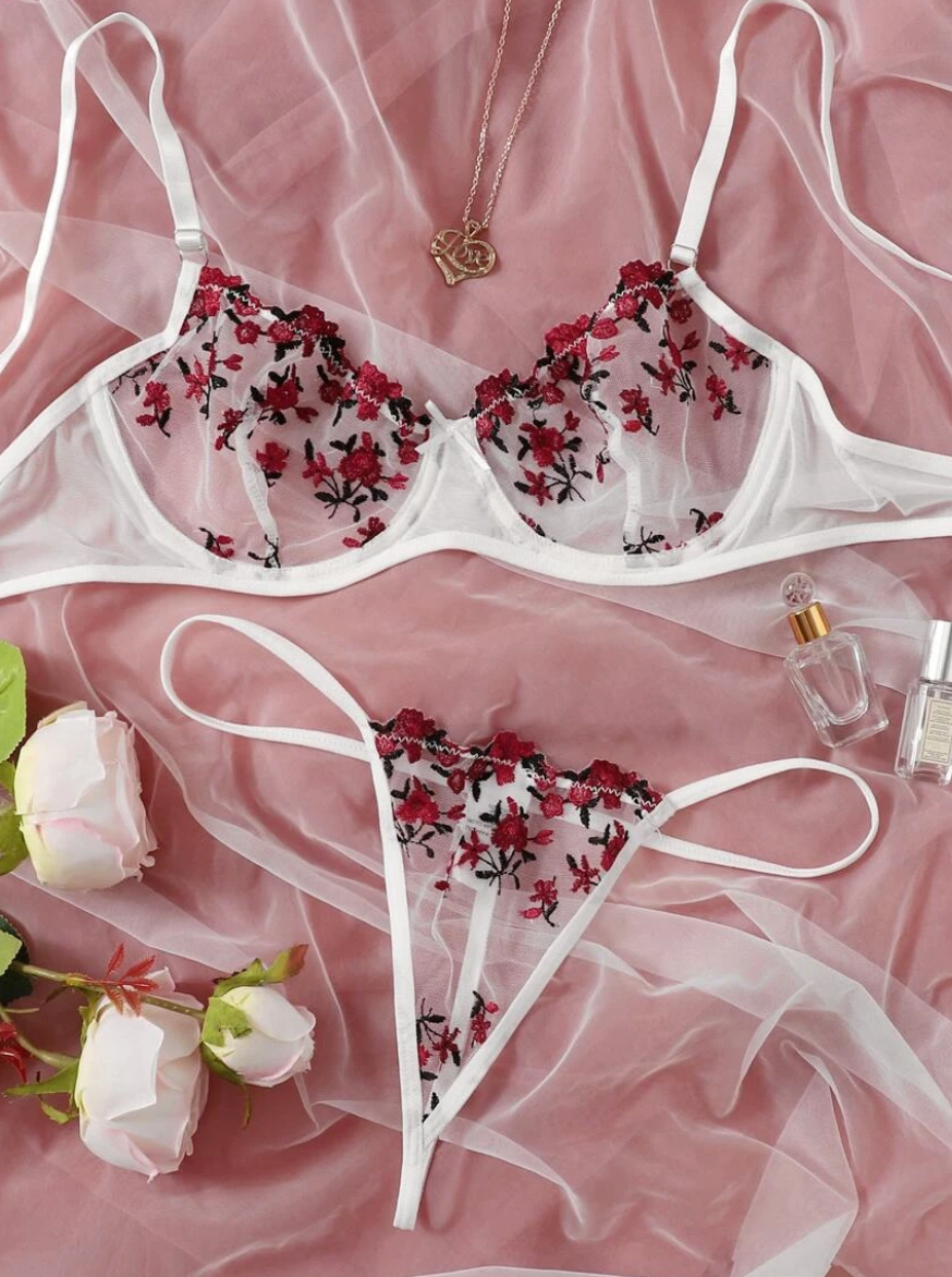 intimo bianco con fiorellini rossi