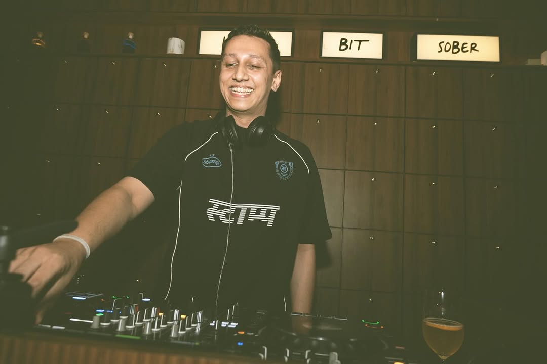Only the purest vibes on Friday at _littlebitsober.kolkata Had so much fun playing for eve