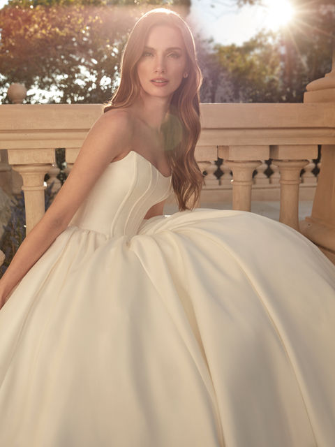 A dreamlike princess silhouette in piqué that combines structure and romance. The strapless neckline lends a classic and timeless air.