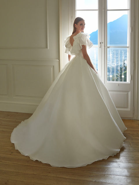 A princess gown in organza with a V-neckline and V-back—evoking romance and freshness in every movement.