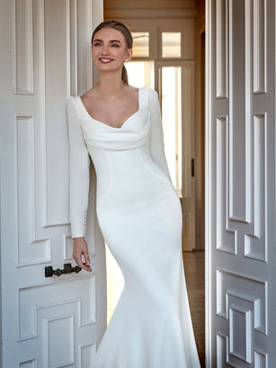 Crepe design with a mermaid silhouette and sweetheart neckline. Long sleeves add a touch of timeless sobriety and elegance.