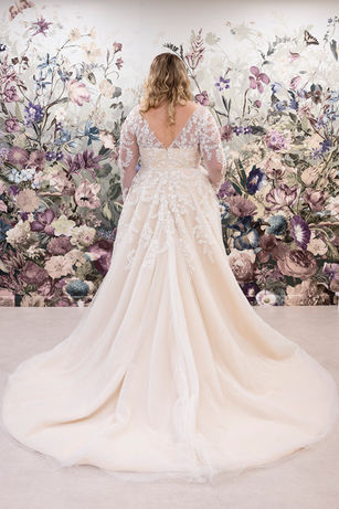 We love this gorgeous sleeves option! She features stunning illusion sleeves with perfectly placed appliqué details. Shimmering beautifully the appliqué details catch the light whilst the clever corsetry and sweetheart neckline work with curves for a figure flattering silhouette