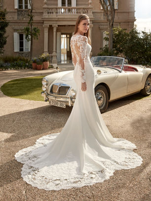 This crepe mermaid gown with tulle, lace, and beadwork combines a V-neckline with a figure-enhancing silhouette full of elegance and character.