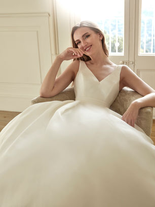 A princess gown in organza with a V-neckline and V-back—evoking romance and freshness in every movement.