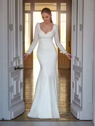 Crepe design with a mermaid silhouette and sweetheart neckline. Long sleeves add a touch of timeless sobriety and elegance.