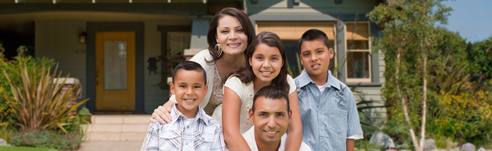 Familia sonriente al aire libre