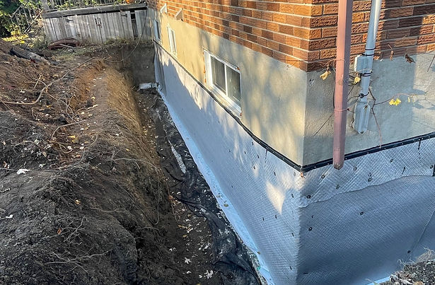 Panneau drainant Géo Wrap recouvre la membrane Rub-R-Wall et dirige l'eau vers drain français. Installée par Services Mori7 de Val D'Or en Abitibi