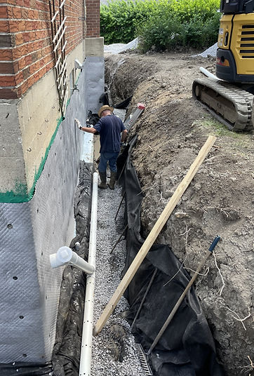 Le trio membrane d'imperméabilisation Rub-R-Wall avec le panneau drainant Géo Wrap et le drain français installés par Services Mori7 Val D'Or_Abitibi