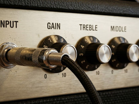 Cómo usar los controles básicos de un amplificador de guitarra si eres principiante