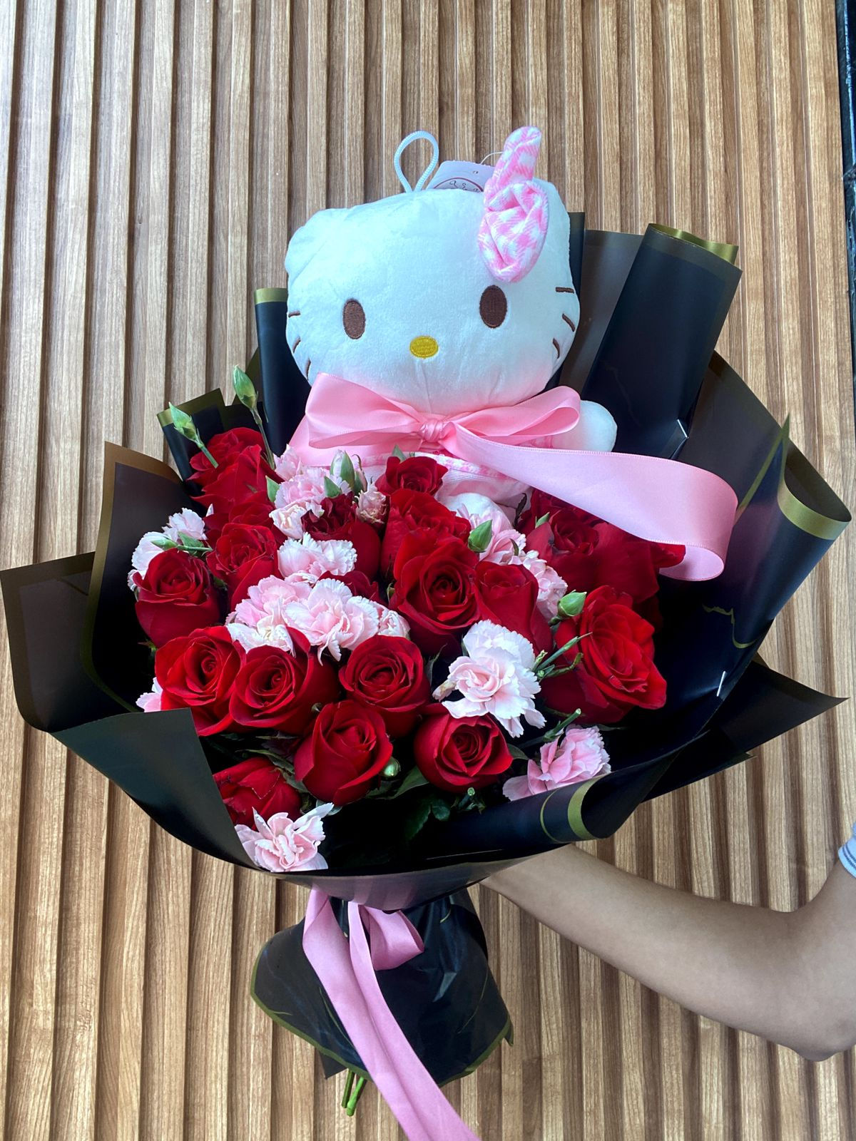 Hello Kitty Ramo 24 Rosas con Clavellina Rosa